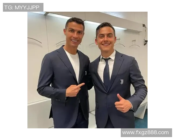 足球明星身着西服优雅颁奖展现风采精彩瞬间回顾